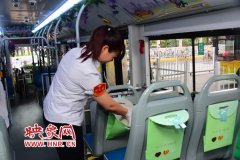 郑州“最美车厢”试行车内放垃圾袋 杜绝随手扔垃圾行为