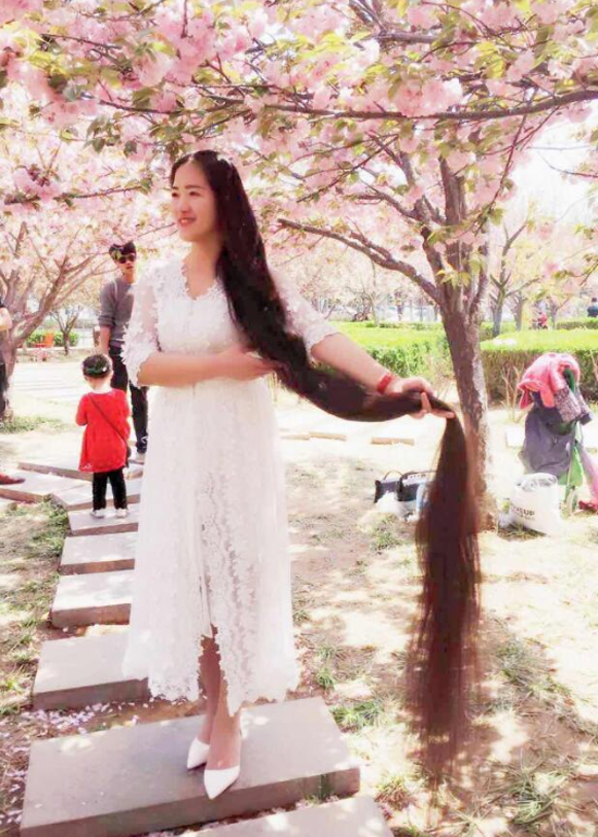  鹤壁女子蓄发十几年长达2米6 每月用十个鸡蛋做保养