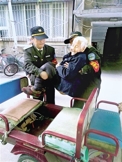 郑州巡防队员“组团”照顾九旬老太两年多 胜似亲儿子