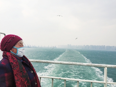 儿子朋友圈“直播”旅程 带84岁老妈去看海