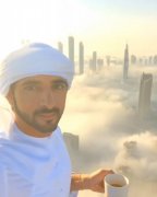 迪拜王子摩天大楼拍摄云中城：阳光微醺 雾霭缭绕