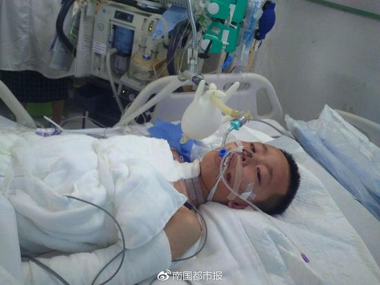  7岁男孩大火中为保护昏迷妈妈不离开 被严重烧伤