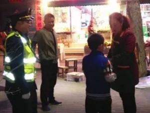9龄童深夜独自穿行快速路车流 之后的情形让人感动