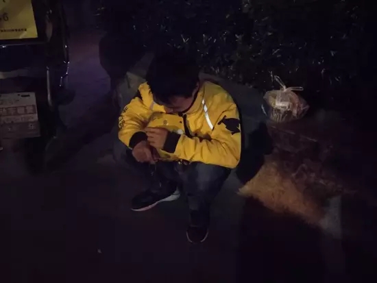 凌晨一点外卖小哥路边痛哭 背后故事心酸