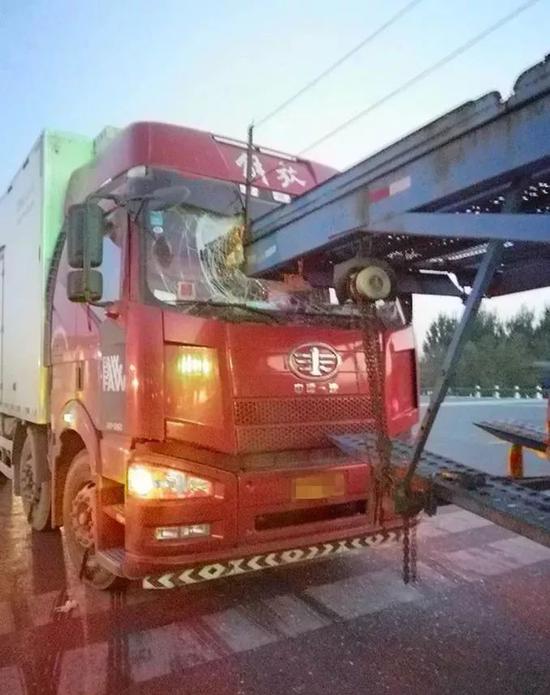 样板车司机在高速收费站倒车 尾部直插后车驾驶室
