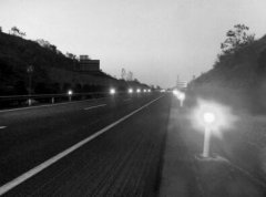 河南高速44处团雾多发路段装“防撞神器”