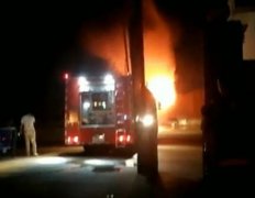 郑州经开区一仓库夜晚着火 未造成人员伤亡