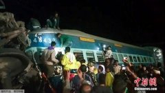 印度火车出轨事故已致至少32人死亡 莫迪表示哀悼