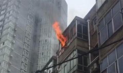 郑州一小区突发火灾黑烟滚滚 消防通道被堵