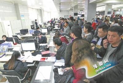 郑州楼市新政首日百态 市民税务银行房企都很忙