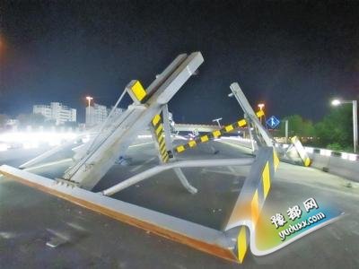 郑州限高杆凌晨被撞毁 致北三环拥堵3小时(图)