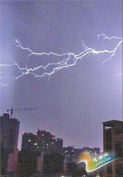洛阳雷电交加如科幻大片 今夜或再“闪”壮丽